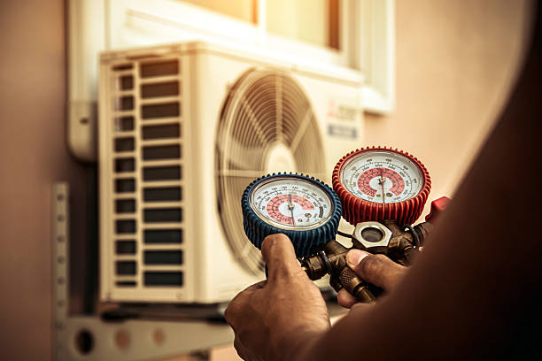 Professional Hvac technician working in Staunton, IL